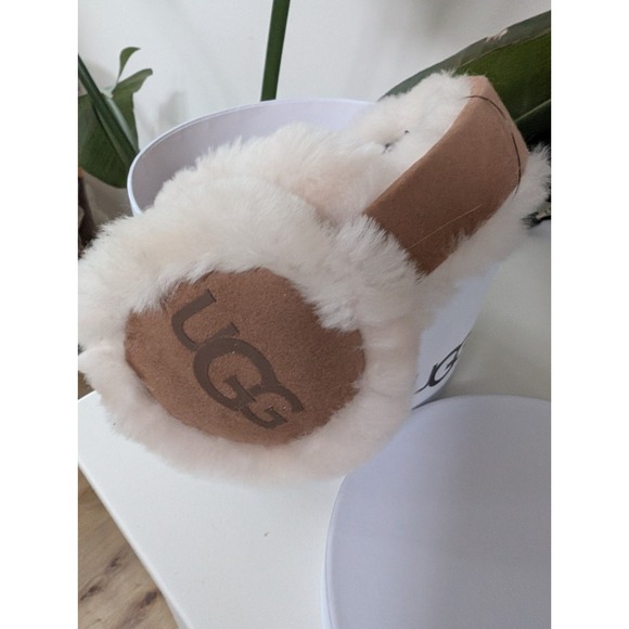 UGG NEW IN BOX SHEEPSKIN & CHESTNUT LOGO EARMUFFS - Picture 2 of 6